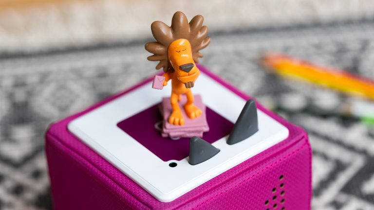 Ein Löwen-Tonie steht auf einer Toniebox.