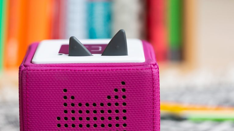 Detailansicht der Lautstärkeregler an einer Tonie Box.