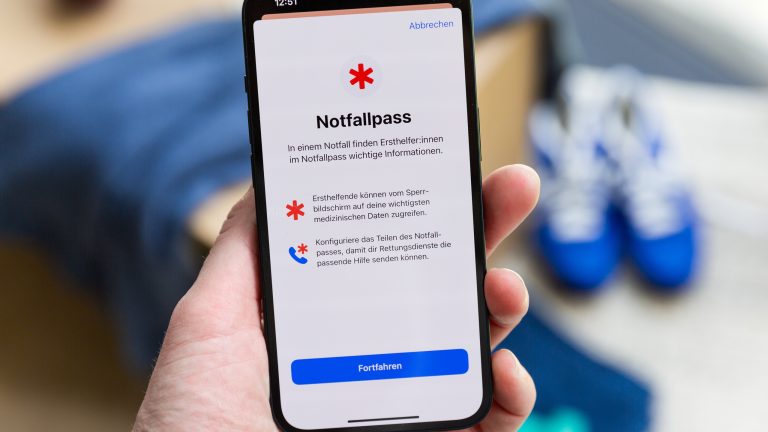 Apple Health richtig nutzen: Gesund leben mit der App Eine Person hält ein iPhone in der Hand. Darauf ist der Einrichtungsbildschirm für den Notfallpass zu sehen.