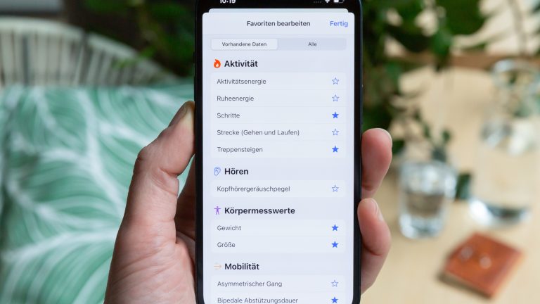 Apple Health richtig nutzen: Gesund leben mit der App Eine Person hält ein iPhone in der Hand. Darauf werden gerade Favoriten in der Health App bearbeitet.