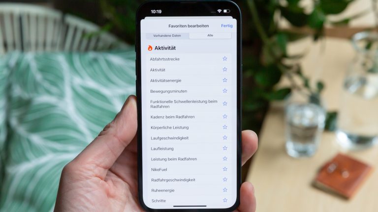 Apple Health richtig nutzen: Gesund leben mit der App Eine Person hält ein iPhone in der Hand. Darauf werden gerade Favoriten in der Health App bearbeitet.