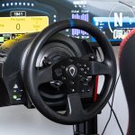 Ein Thrustmaster T300 RS ist auf ein Rig montiert zu sehen.