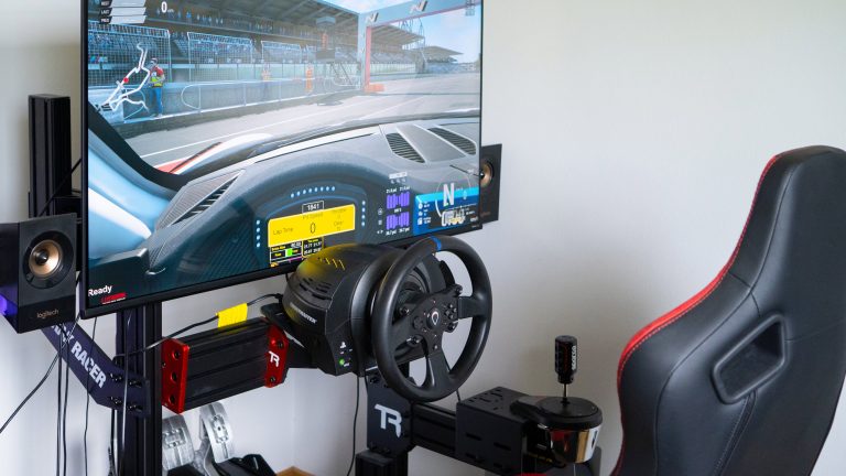 Blick auf ein Sim-Racing-Rig von Trak Racer.
