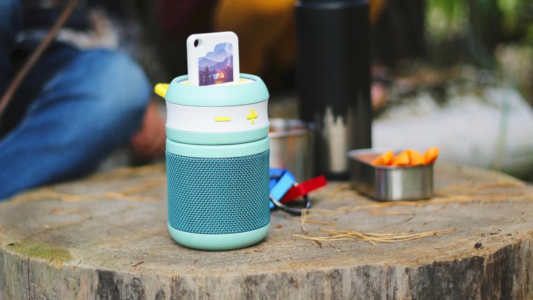 Galakto: Kinder-Lautsprecher ohne Internet, dafür mit Twist’n’Go Auf einem Holzblock steht ein Galakto mit eingestecktem Audio-Token.