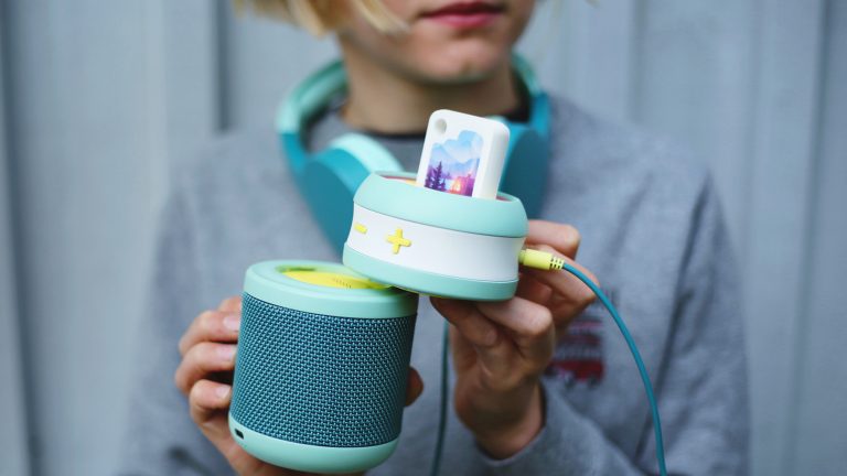 Galakto: Kinder-Lautsprecher ohne Internet, dafür mit Twist’n’Go Ein Kind hält einen auseinandergeschraubten Galakto in den Händen.