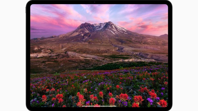 iPad Air & iPad Pro (2024): M4-Vorstellung und dünnstes iPad Produktfoto von einem iPad Pro, auf dem ein Berpanorama zu sehen ist.