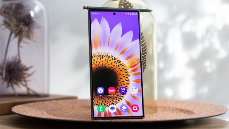 Ein eingeschaltetes Samsung Galaxy S24 Ultra steht in einer Dekoschale. Auf dem Gerät liegt der dazugehörige S Pen. Ein eingeschaltetes Samsung Galaxy S24 Ultra steht in einer Dekoschale. Auf dem Gerät liegt der dazugehörige S Pen.