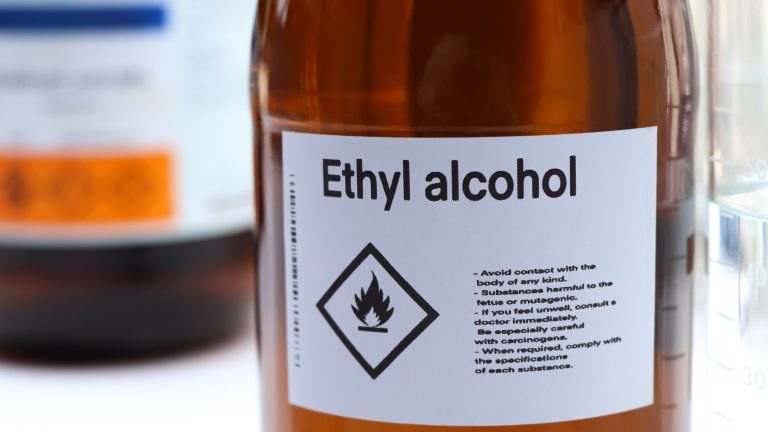 Schimmelfreies Bad: Silikonfugen reinigen leicht gemacht Eine Flasche Ethylalkohol in Nahaufnahme.