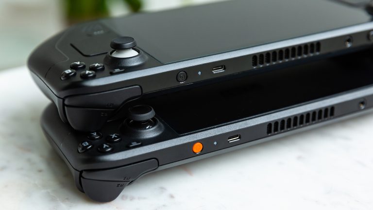 Blick auf die Oberseite eines Steam Deck OLED und eines Steam Deck LCD.