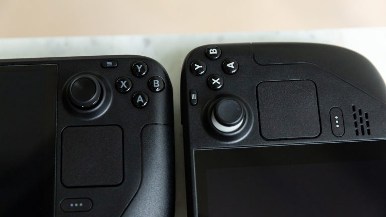 Blick auf die Steuerelemente eines Steam Deck OLED und eines Steam Deck LCD.