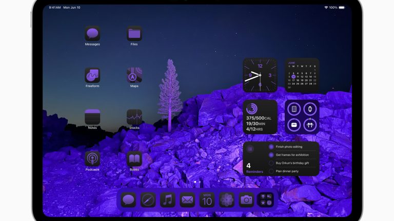 Ein iPad Bildschirm mit farblich angepassten Widgets zum Hintergrundbild auf dem Home Screen Ein iPad Bildschirm mit farblich angepassten Widgets zum Hintergrundbild auf dem Home Screen.