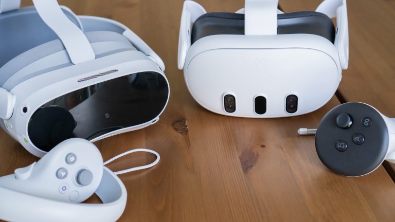 AR, VR, XR, MR, Spatial Computing, Pico 4, Meta Quest 3 Eine Pico 4 liegt neben einer Meta Quest 3 auf einem Holztisch.