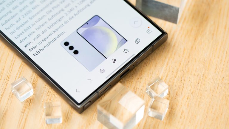 Samsung Galaxy AI Detailansicht eines Samsung Galaxy S24 Ultra, auf dem am unteren Bildschirmrand ein KI-Icon in Form von drei Sternen zu sehen ist.