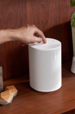 Eine Person hält ihren Finger oben auf das Bedienfeld eines Sonos-Lautsprechers.