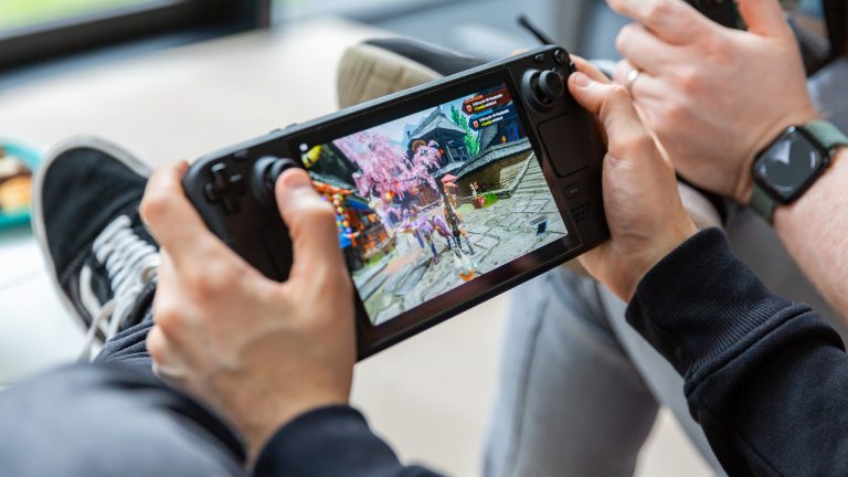 Steam Deck 2, so steht es um einen Nachfolger Eine Person hält ein Steam Deck OLED in der Hand und spielt darauf Monster Hunter: Rise.