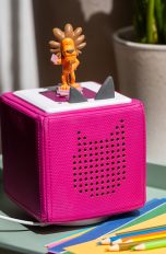 Eine Toniebox mit einem Löwen-Tonie steht auf einem Tisch.