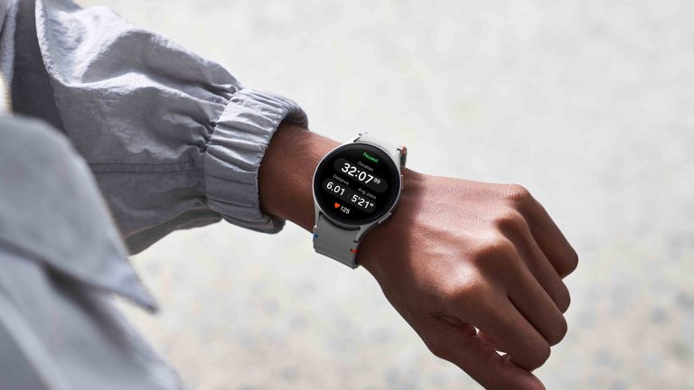 Samsung News Eine Person trägt eine Galaxy Watch7 am Handgelenk und zeichnet damit gerade ein Training aus.