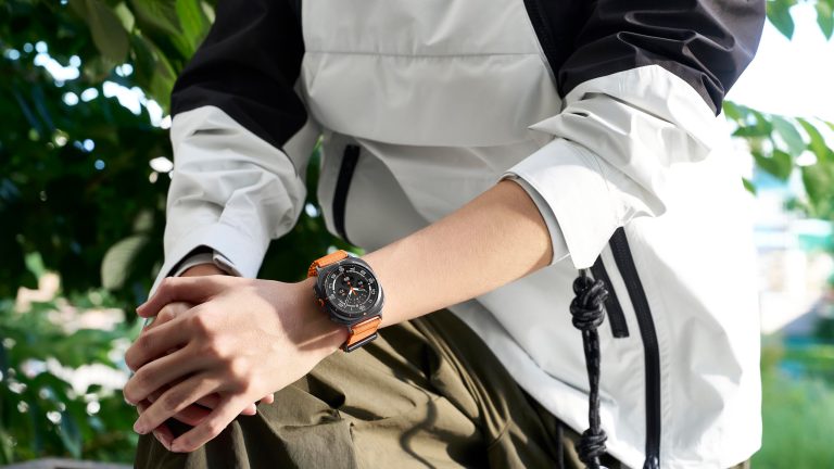 Samsung News Eine Person, die wohl beim Wandern ist, trägt eine Samsung Galaxy Watch Ultra.