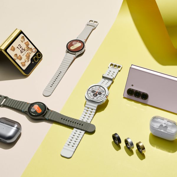 Die Galaxy Watch7, Watch Ultra und der Galaxy Ring liegen zusammen mit den neuen Foldables und den Galaxy Buds auf einer zweifarbigen Oberfläche.