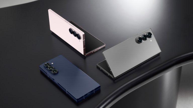 Samsung News Drei Вариантыn des Galaxy Z Fold6 liegen auf einer schwarzen Oberfläche nebeneinander.