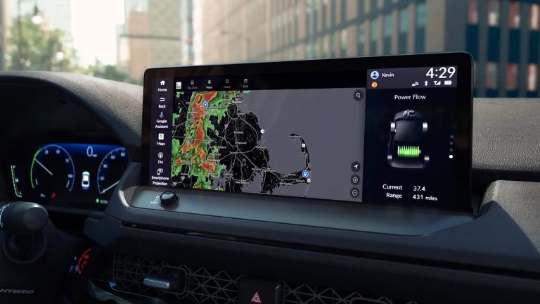 Ein Bildschirm in der Mittelkonsole eines Autos, der eine Google Maps Karte anzeigt.