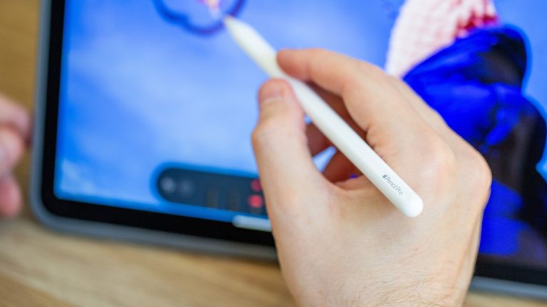 Apple Pencil Pro Eine Person hält den Apple Pencil Pro in der Hand.