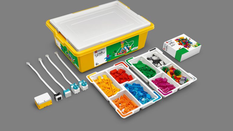 LEGO Spike, Nachfolger von Mindstorms im Überblick Produktbild eines Spike-Essential-Sets mit sortierten Steinen.