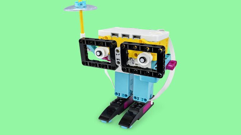 LEGO Spike, Nachfolger von Mindstorms im Überblick Produktbild von einem Spike-Set, das zu einem kleinen Roboter mit Brille und Regenschirm zusammengebaut wurde.