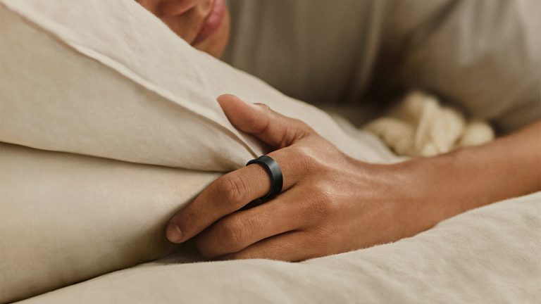 Samsung Mobile Galaxy Unpacked 2024 Galaxy Wearables Eine Person trägt beim Schlafen im Bett einen schwarzen Galaxy Ring.