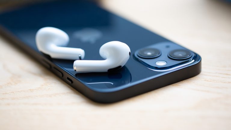 AirPods laden nicht, Das kannst du tun, wenn der Akku Probleme macht Zwei AirPods liegen lose auf der Rückseite eines iPhones.