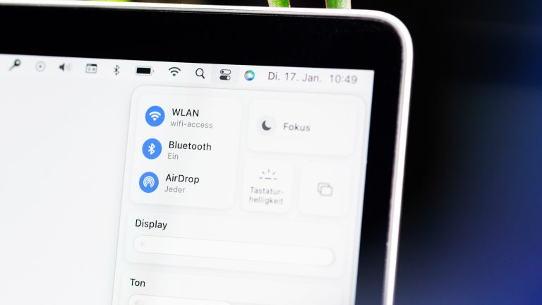 AirPods laden nicht, Das kannst du tun, wenn der Akku Probleme macht Die WLAN- und Bluetooth-Einstellungen werden auf einem MacBook angezeigt.