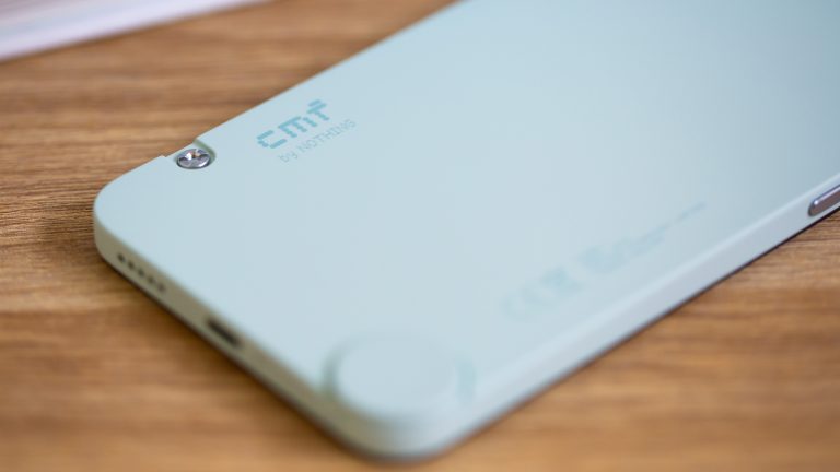 CMF Phone 1 im Praxistest, Das soll 199 Euro kosten Detailansicht der Schrauben auf der Rückseite eines CMF Phone 1.
