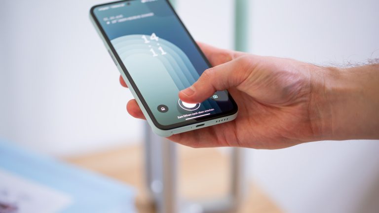 CMF Phone 1 im Praxistest, Das soll 199 Euro kosten Eine Person nutzt den Fingerabdrucksensor von einem CMF Phone 1.