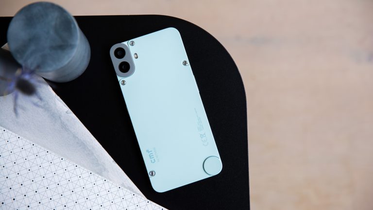 CMF Phone 1 im Praxistest, Das soll 199 Euro kosten Ein Nothing Phone 1 liegt mit der Rückseite nach oben auf einem Tisch.