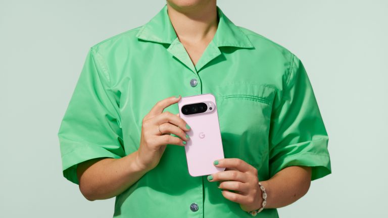 Pixel 9 Pro, XL und Fold, Googles neue Liebe zu Flaggschiffen Eine Person mit grünem Hemd hält ein pinkes Google Pixel 9 Pro in der Hand.