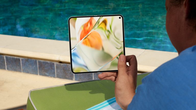 Pixel 9 Pro, XL und Fold, Googles neue Liebe zu Flaggschiffen Eine Person hält ein aufgeklapptes Google Pixel 9 Pro Fold in der Hand.