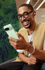 Neue Google Klassiker, Google Pixel 9, Watch 3 und Buds Pro 2 Eine Person hält ein Google Pixel 9 in der Hand und hat die Buds Pro 2 im Ohr.