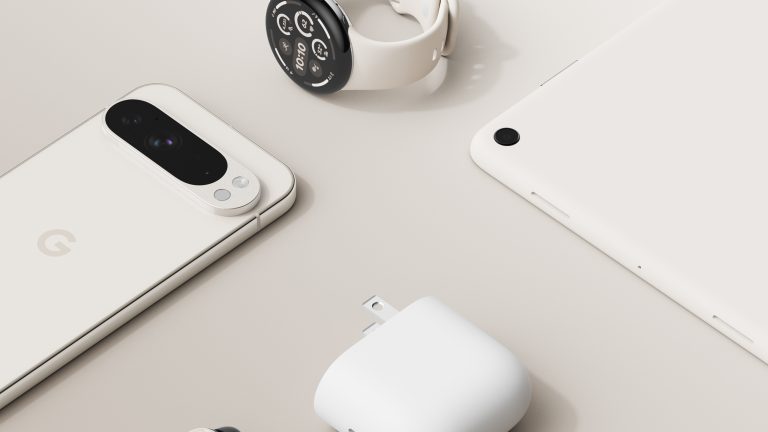 Neue Google Klassiker, Google Pixel 9, Watch 3 und Buds Pro 2 Nebeneinander angeordnet liegen ein Pixel 9, eine Watch 3, ein Pixel Tablet und ein Earbud nehmen dem zugehörigen Case.