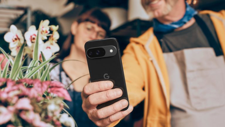 Neue Google Klassiker, Google Pixel 9, Watch 3 & Buds Pro 2 Eine Person hält ein Pixel 9 vor einen Blumenstrauß und nimmt damit ein Foto auf.