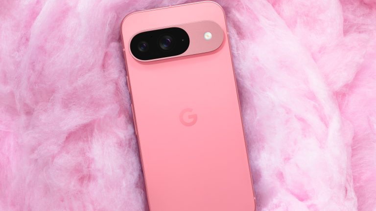 Neue Google Klassiker, Google Pixel 9, Watch 3 und Buds Pro 2 Ein pinkes Pixel 9 liegt auf einem Untergrund aus gleichfarbiger Zuckerwatte.
