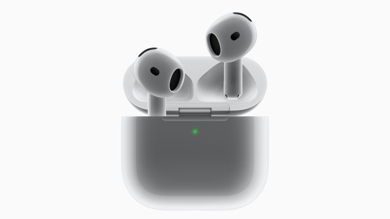 AirPods 2024, Die neue Audio-Generation Ein Paar AirPods 4 mit einem Earbud im Case und einem schwebend darüber.