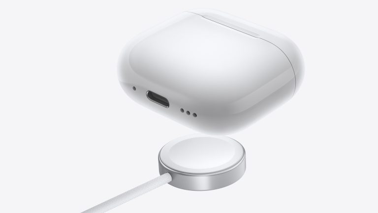 AirPods 2024, Die neue Audio-Generation Ein AirPod-Ladecase das über einem Wireless-Ladegerät schwebt.