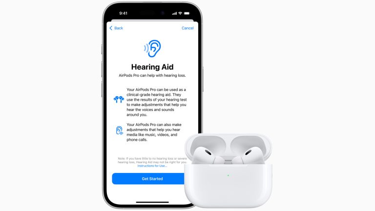 AirPods 2024, Die neue Audio-Generation Ein iPhone mit einem Screenshot der Hearing Aid Einstellung. Davor ein Ladecase mit 2 AirPods Pro 2 darin.