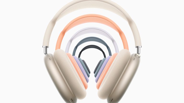 AirPods 2024, Die neue Audio-Generation Fünf AirPods Max hintereinander in den fünf neuen Farben.
