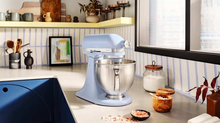 KitchenAid-Produkte, Passende Ergänzungen zum Küchen-Klassiker Eine KitchenAid Küchenmaschine steht auf einer Anrichte in einer Küche.