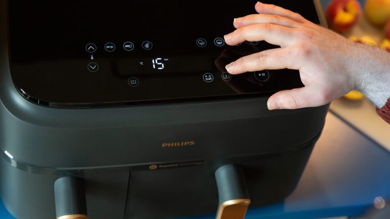 Philips 3000 Series Dual Basket Airfryer, Doppelt gut Eine Person bedient das Touch-Bedienfeld von einem Philips Airfryer Series 3000 DualBasket.