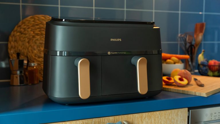 Philips 3000 Series Dual Basket Airfryer, Doppelt gut Ein Philips Airfryer Series 3000 DualBasket steht in einer blauen Küche.