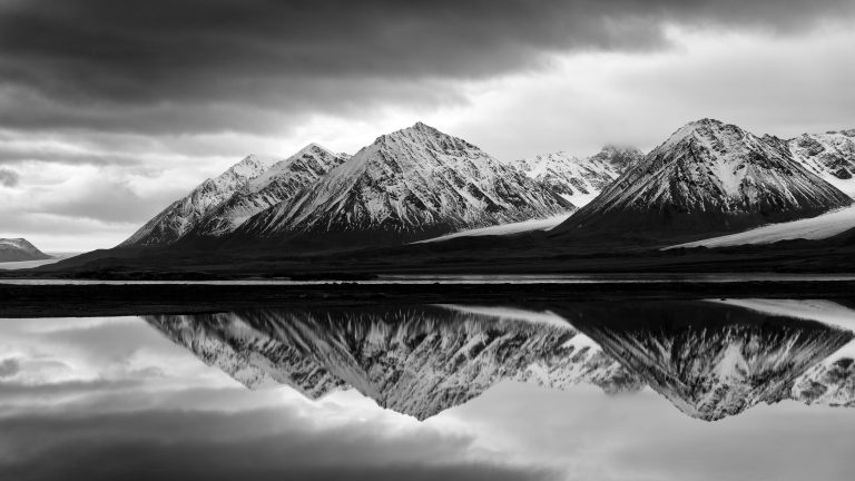 RAW-Bilder bearbeiten, Tipps und Programme Ein Foto von einem Bergmassiv in Schwarz-Weiß.