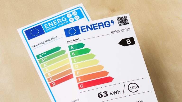 Spülmaschine, Was die Symbole bedeuten Zwei verschiedene Energieeffizienzaufkleber der Europäischen Union für einen Geschirrspüler.