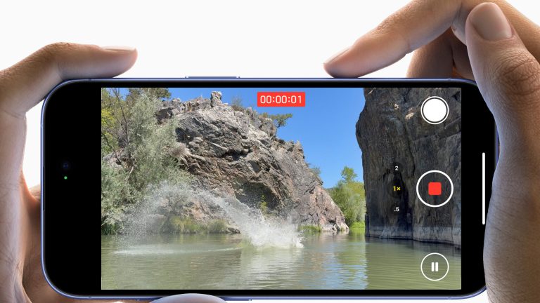 iPhone 16 und 16 Pro, Apple kann es noch Eine Person hält ein iPhone 16 in der Hand und nimmt per Kamera-Knopf ein Video auf.